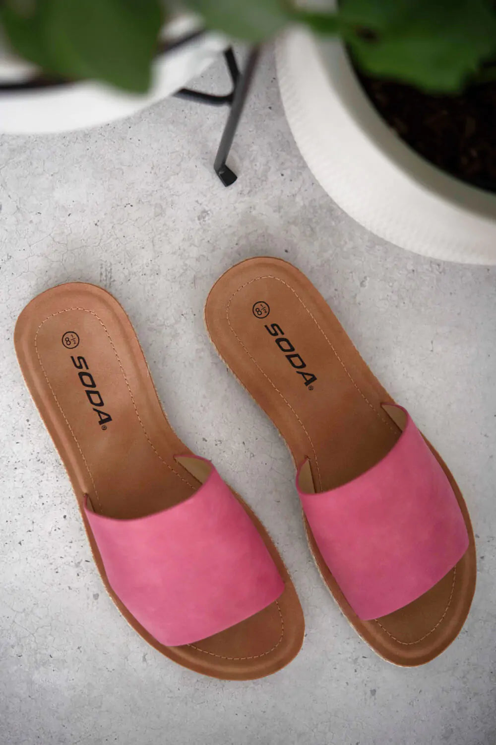 Pinky sandals
